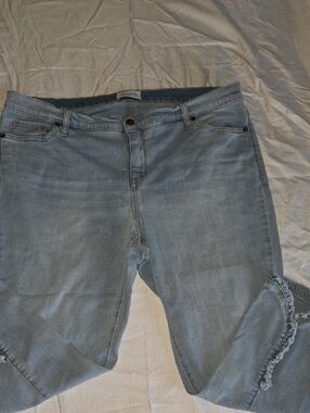 Crown & Ivy Light Wash Denim Capri, Plus size 18w, comfy, great used condition